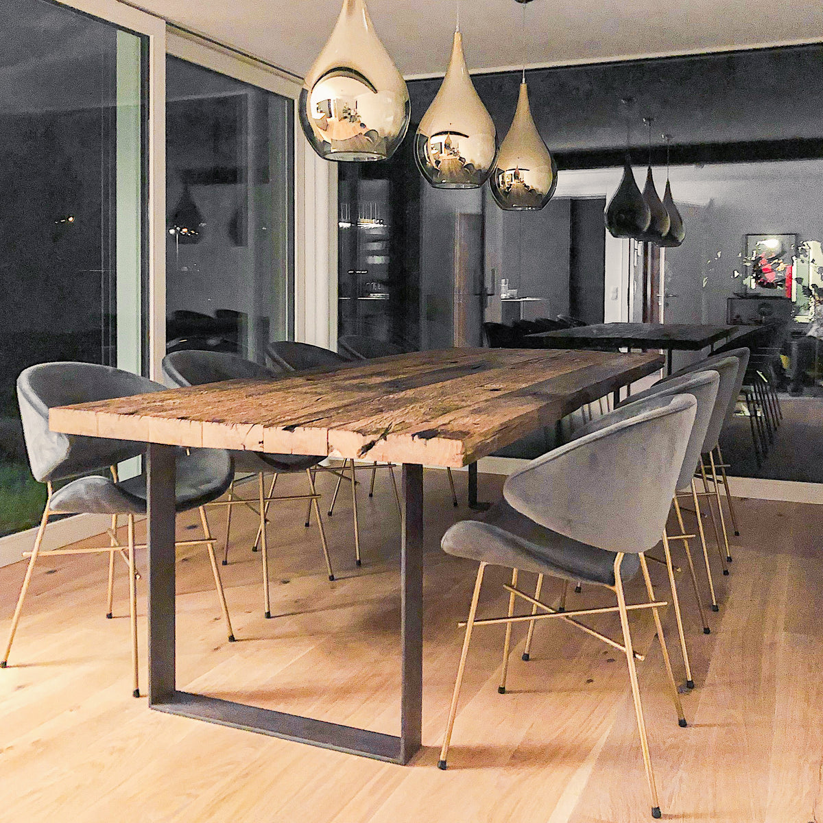 Tisch aus Altholz Eiche mit originaler und gebürsteter Oberfläche im Raum mit sechs Stühlen 