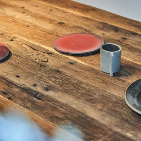 Tischplatte aus Altholz Eiche mit originaler und gebürsteter Oberfläche gedeckt mit Geschirr