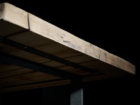 Tisch aus Altholz Eiche von der Unterseite mit Stahlkonstruktionen