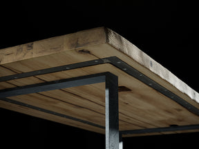 Tischplatte aus Altholz Eiche und originaler Balkenkante von der Unterseite mit Stahlkonstruktionen