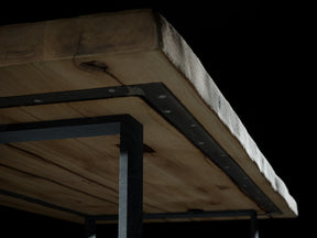 Tischplatte aus Altholz Eiche und originaler Balkenkante auf zwei Rohstahlframes von der Unterseite mit Stahlkonstruktionen