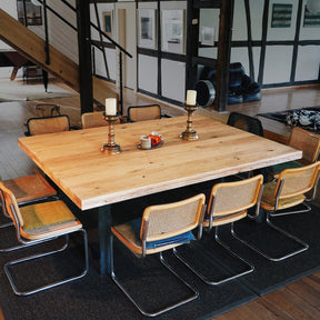 Tisch aus Altholz Eiche und zwei Rohstahlframes im Raum mit 10 Stühlen