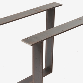 Tisch Fußgestell aus rohem Stahl. Rahmen aus Flachstahl mit Patina und Schraubenlöchern