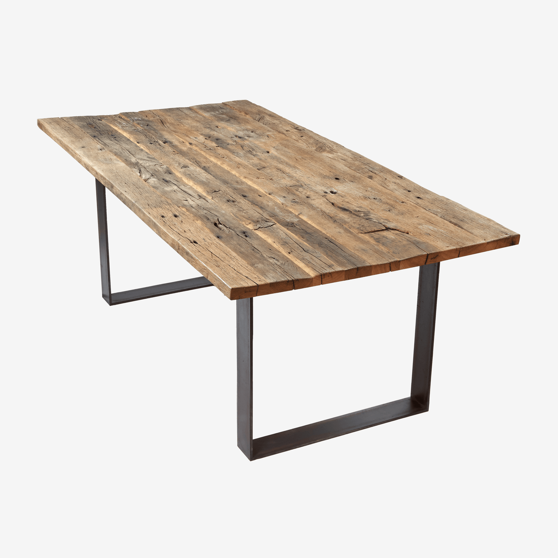 Aufgebauter Tisch aus Altholz mit originaler Oberfläche und zwei Rohstahl-Frames als Fußgestell