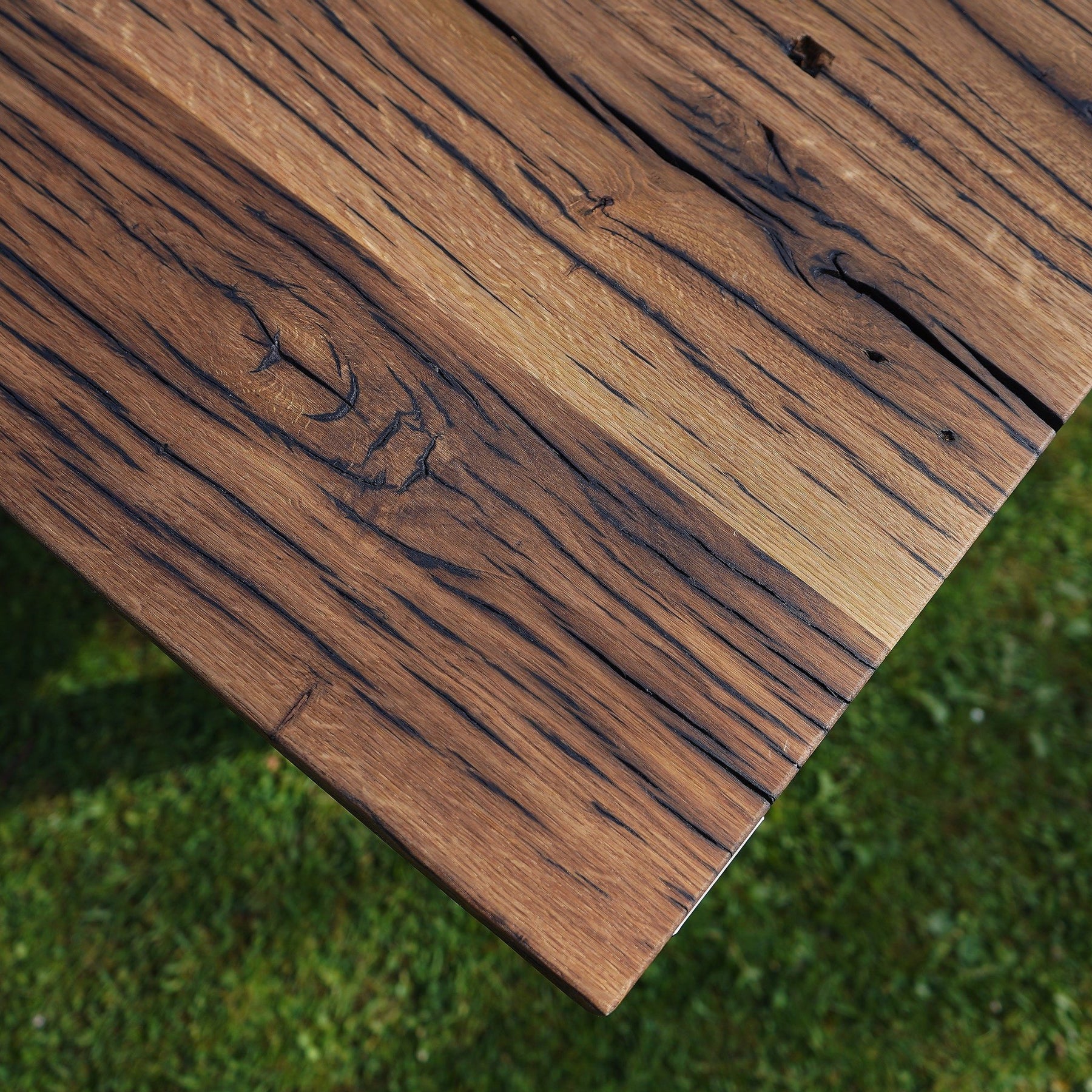 Tischplatte aus Altholz Eiche und geschliffener Oberfläche mit historischen Spuren im Detail