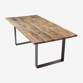 Tisch aus Altholz Eiche mit originaler und gebürsteter Oberfläche auf zwei Rohstahlframes