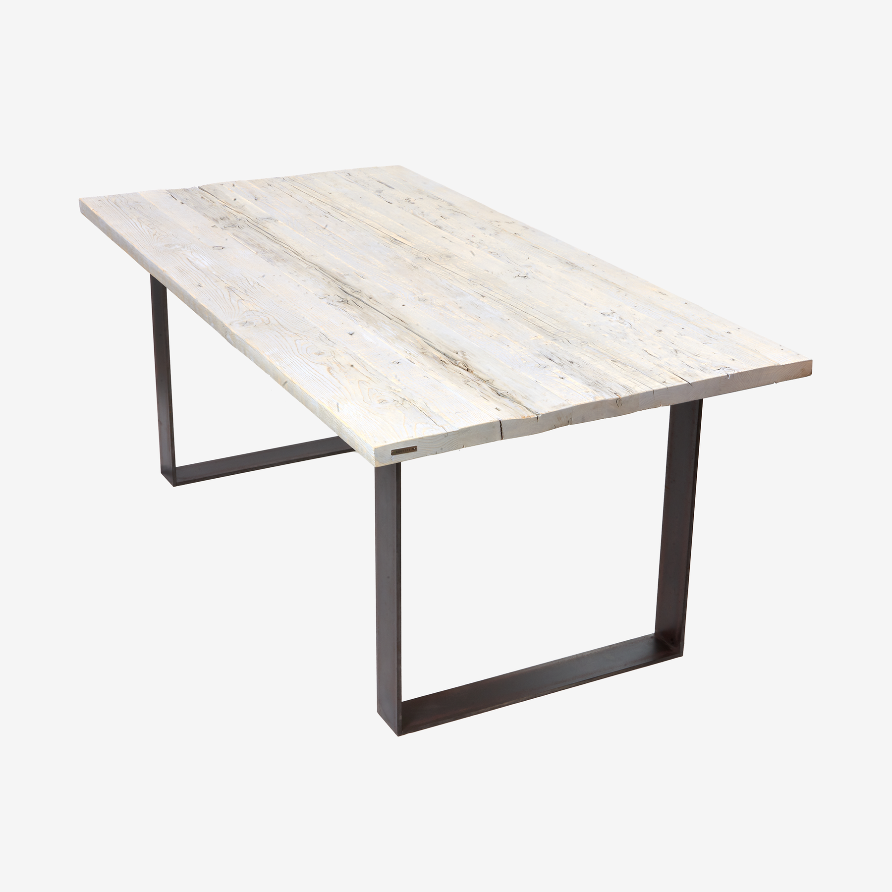 Aufgebauter Tisch aus Altholz mit weißer Oberfläche und zwei transparent lackierten Rohstahl-Frames als Fußgestell