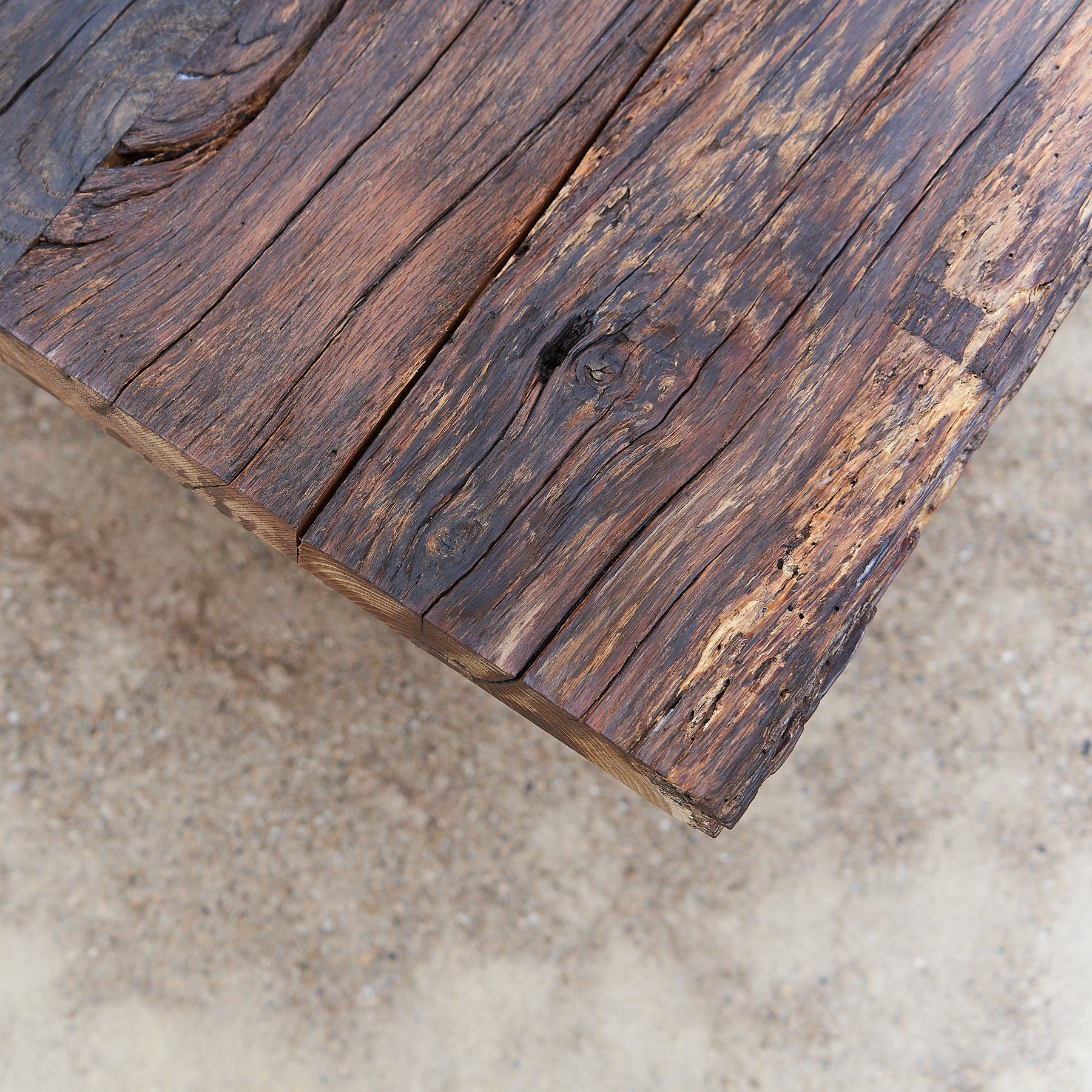 Tischplatte aus Altholz Eiche mit originaler und gebürsteter Oberfläche und historischen Spuren im Detail 