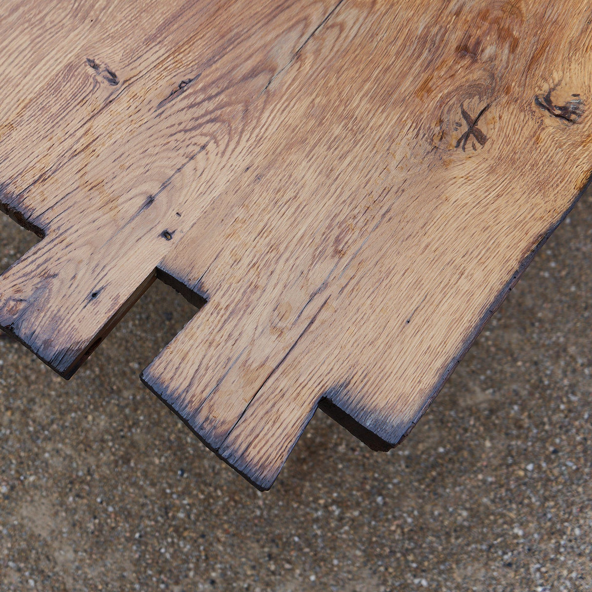 Tischplatte aus Altholz Eiche mit geschliffener Oberfläche und historischen Holzverbindungen im Detail