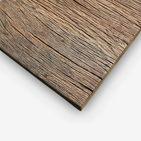 Tischplatte aus Altholz Eiche mit originaler und gebürsteter Oberfläche und historischen Spuren im Detail