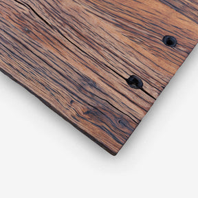 Tischplatte Altholz Eiche mit geschliffener Oberfläche und historischen Spuren im Detail